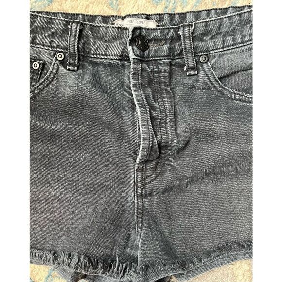 Free People women’s button-fly cut-off charcoal gray shorty shorts size 31 - Picture 4 of 7